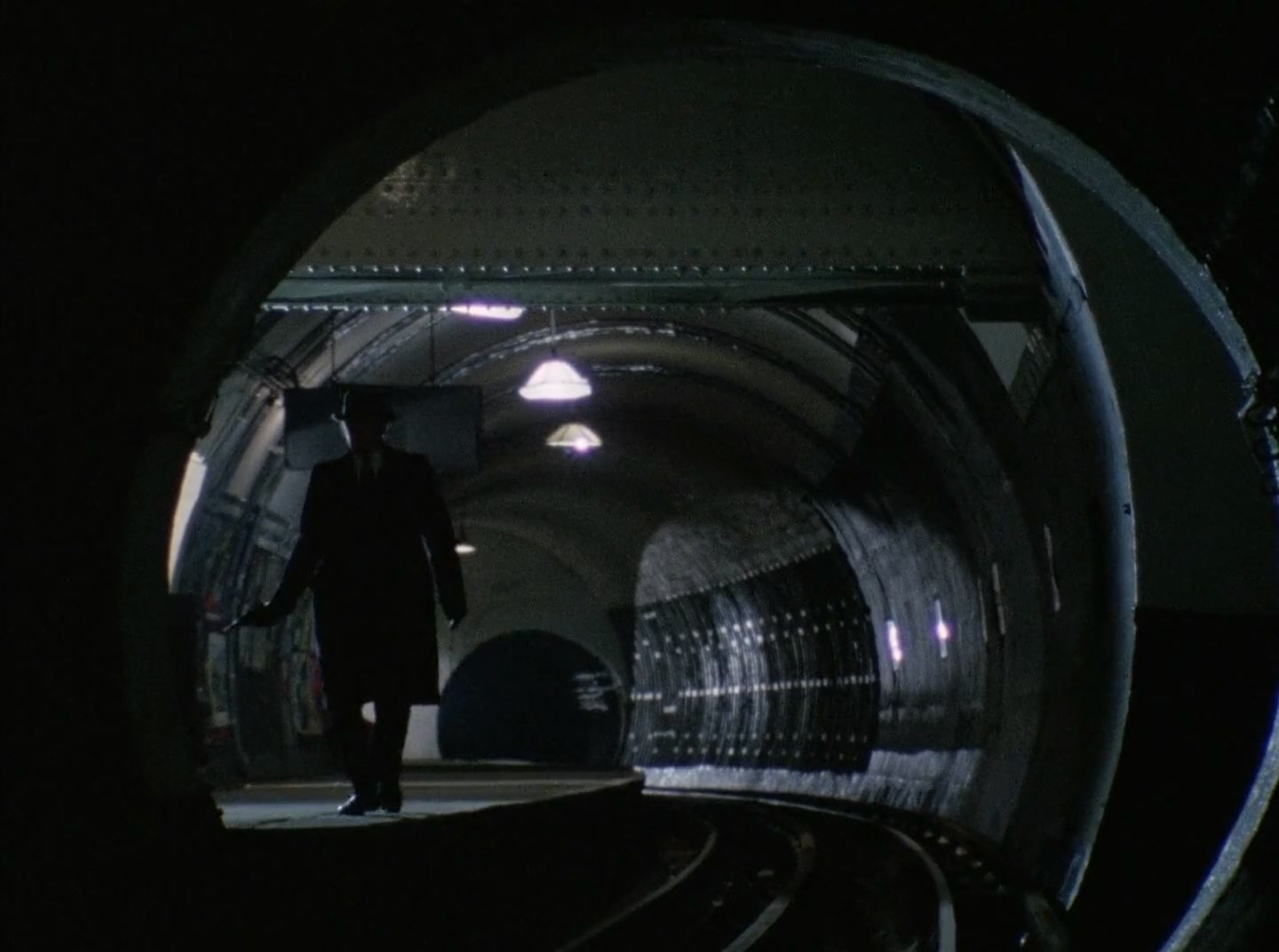 英国【枪杀希特勒】Rogue.Male.1976.1080p.BluRay.x264 (1).mkv_20250401_181000.082.jpg