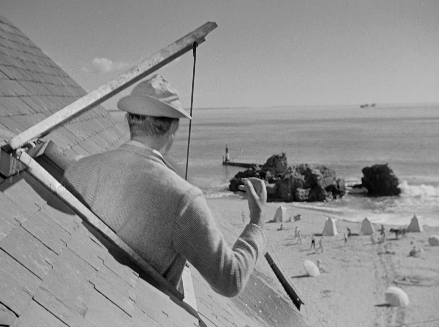 于洛先生的假期 黑白版.mkv_20250413_142211.421.jpg