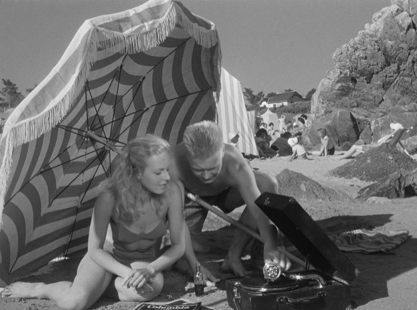 于洛先生的假期 黑白版.mkv_20250413_142630.960.jpg