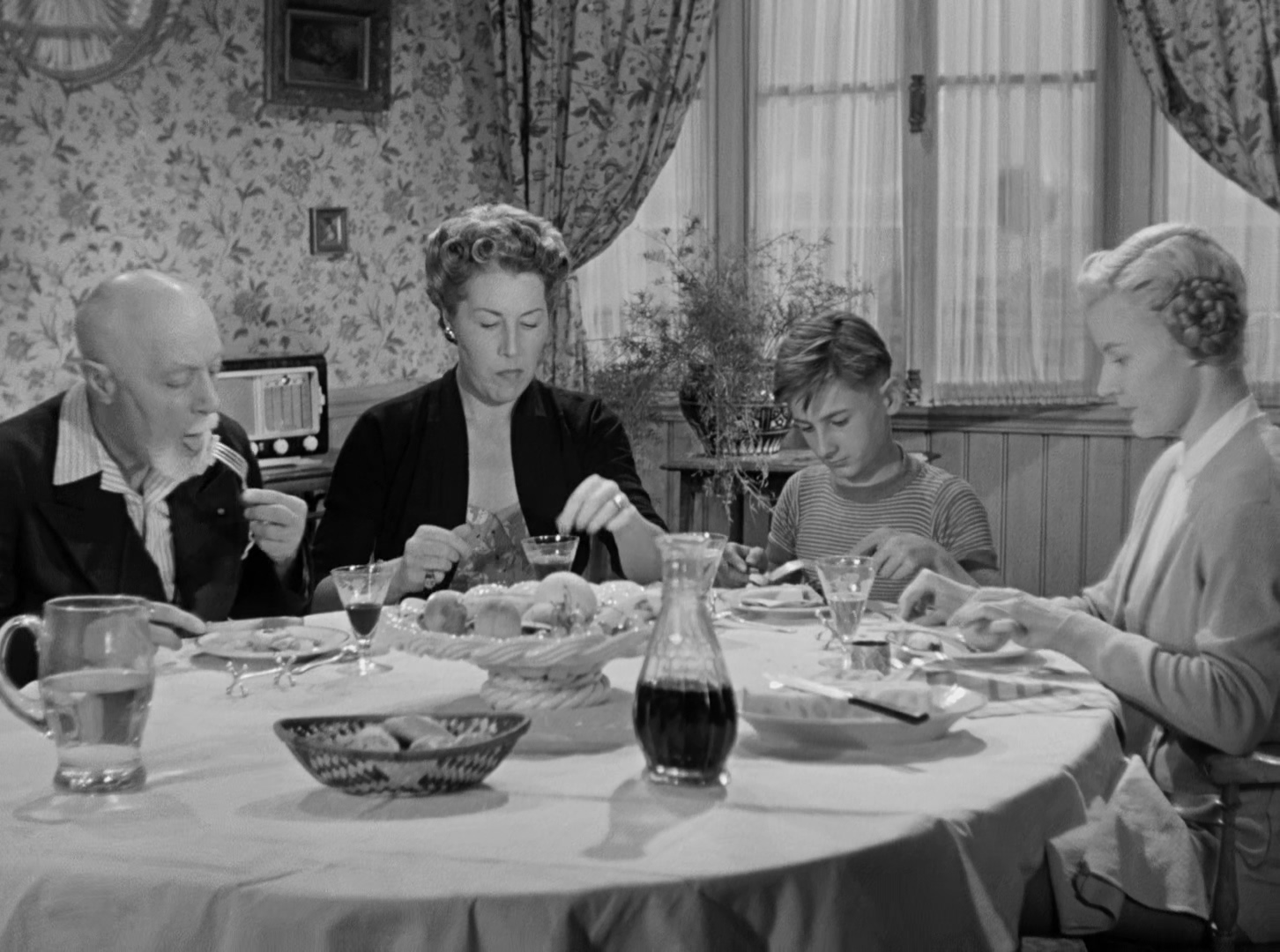 于洛先生的假期 黑白版.mkv_20250413_142745.252.jpg