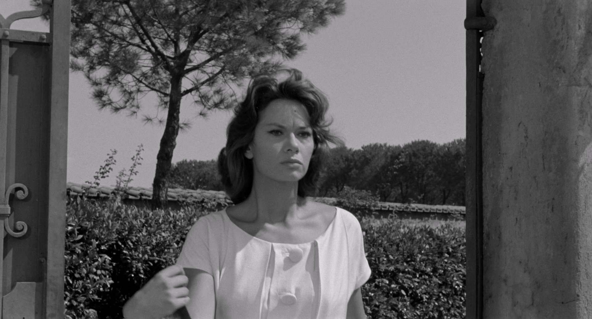 The Adventure.1960.CC.1080p.BluRay.x265.10bit.FLAC.1.0-QuickIO.mkv_20250520_010438.974.jpg