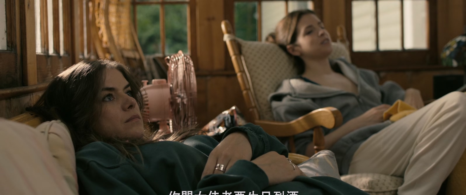 亲爱的爱丽丝.Alice.Darling.2022.1080p.BluRay.x265.2audio-RARBG.mkv_20250529_111019.504.jpg