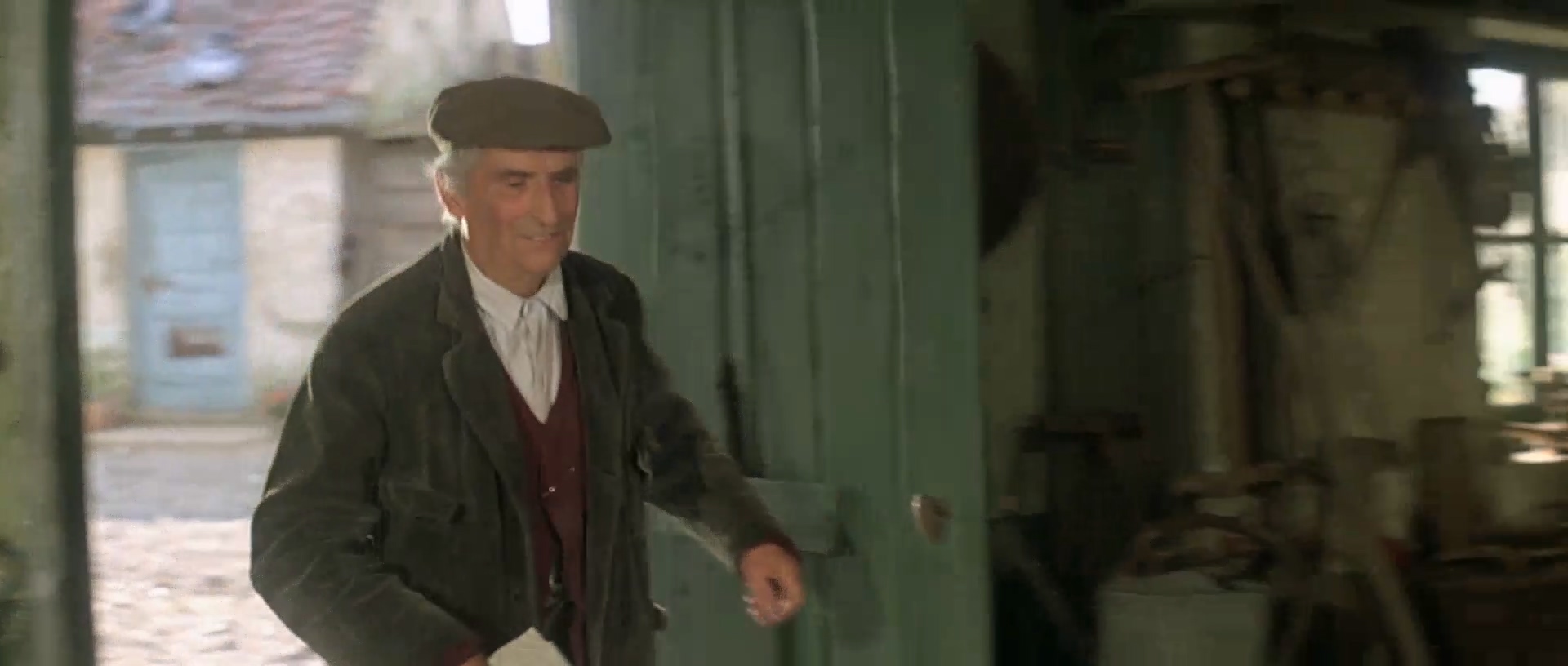 [天外来客]国语[1981][喜剧 科幻][法国].mp4_20250531_162949.499.jpg