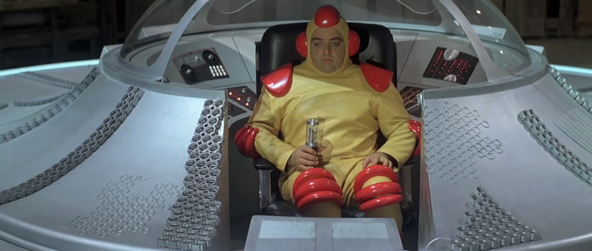 [天外来客]国语[1981][喜剧 科幻][法国].mp4_20250531_163036.196.jpg