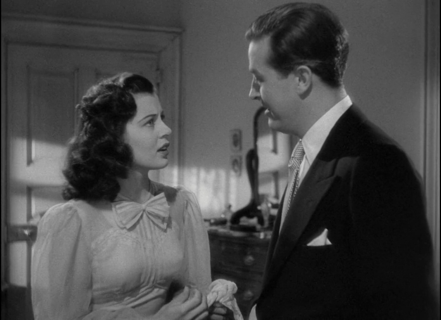 The.Uninvited.1944.1080p.BluRay.H264.AAC-RARBG-bylh.mkv_20250625_152948.491.jpg