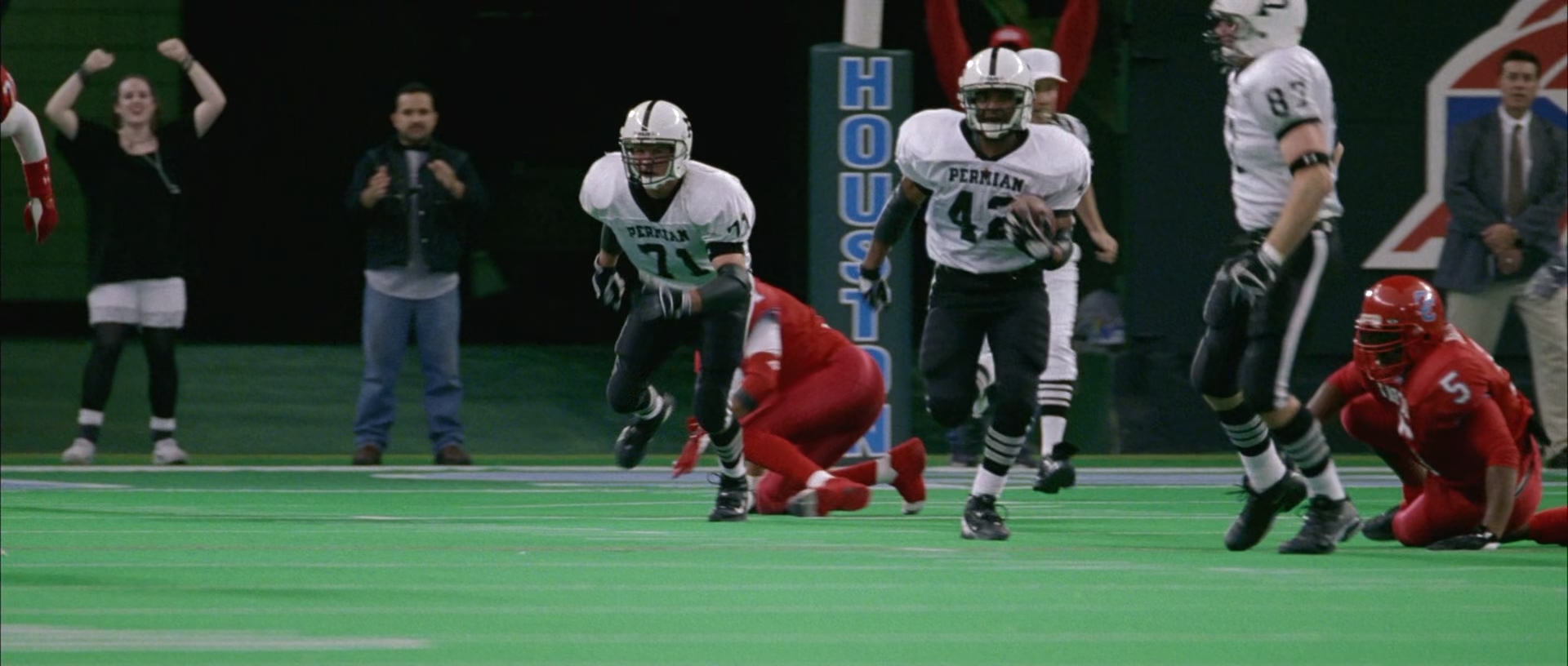 Friday.Night.Lights.2004.1080p.BluRay.DDP.5.1.H.265-EDGE2020 (1).mkv_20250730_20.jpg